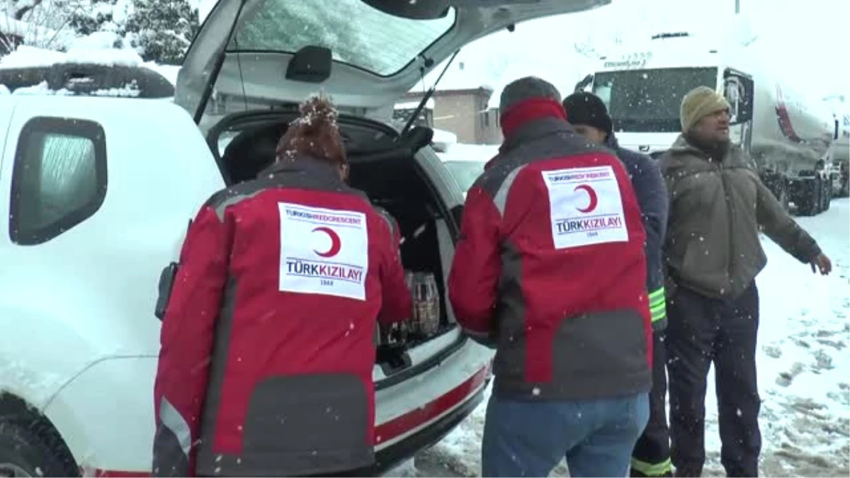 Bolu Dağı\'nda Sürücülerin Yardımına Türk Kızılay Koştu - Düzce