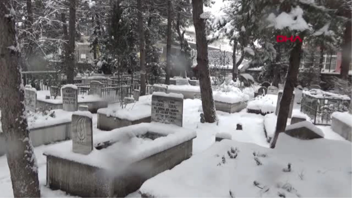 Bursa Kar Yağışı Altında Saatlerce Mezar Kazıyorlar