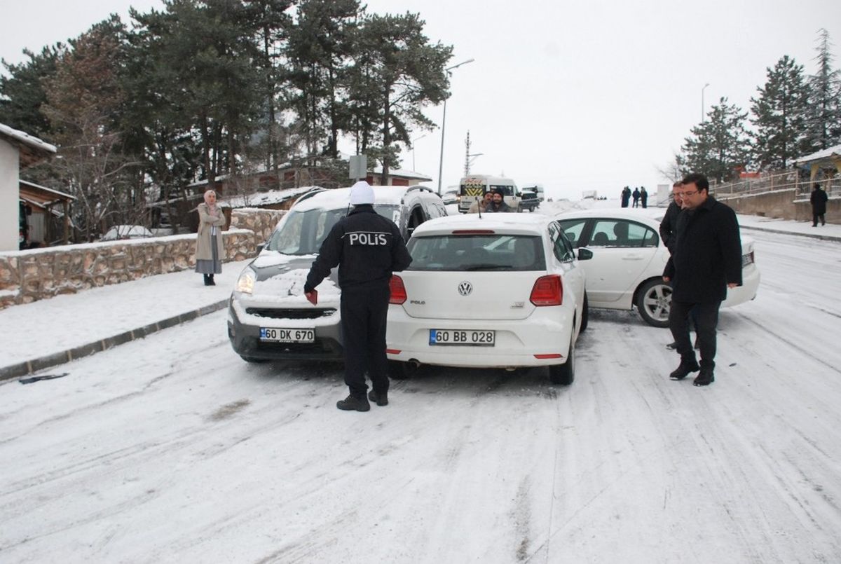 Buz Pistine Dönen Yollar Sürücülere Zor Anlar Yaşattı