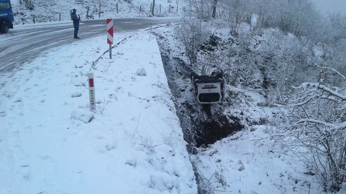 Buzlu Yolda Kayan Araç Devrildi: 4 Yaralı