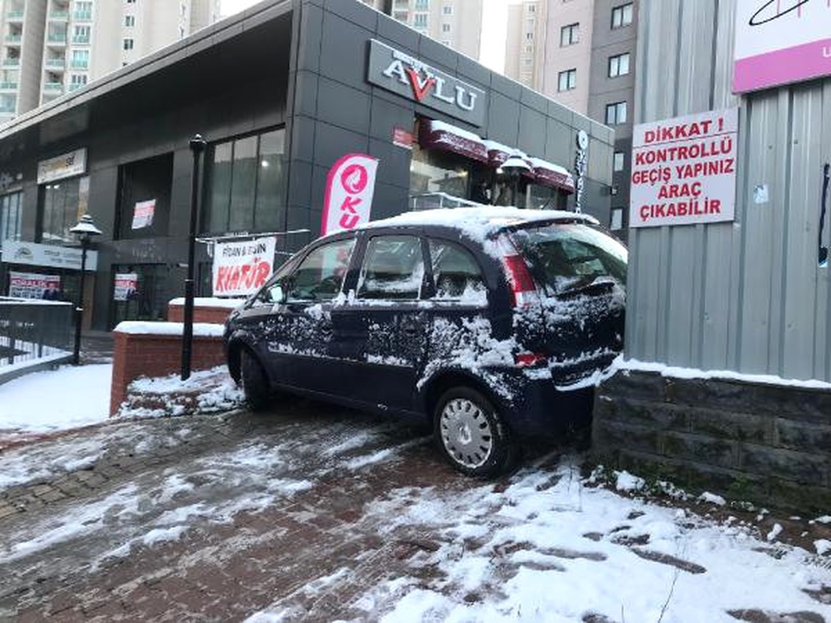 Buzlu Yolda Kayan Otomobil Site Girişine Sıkıştı