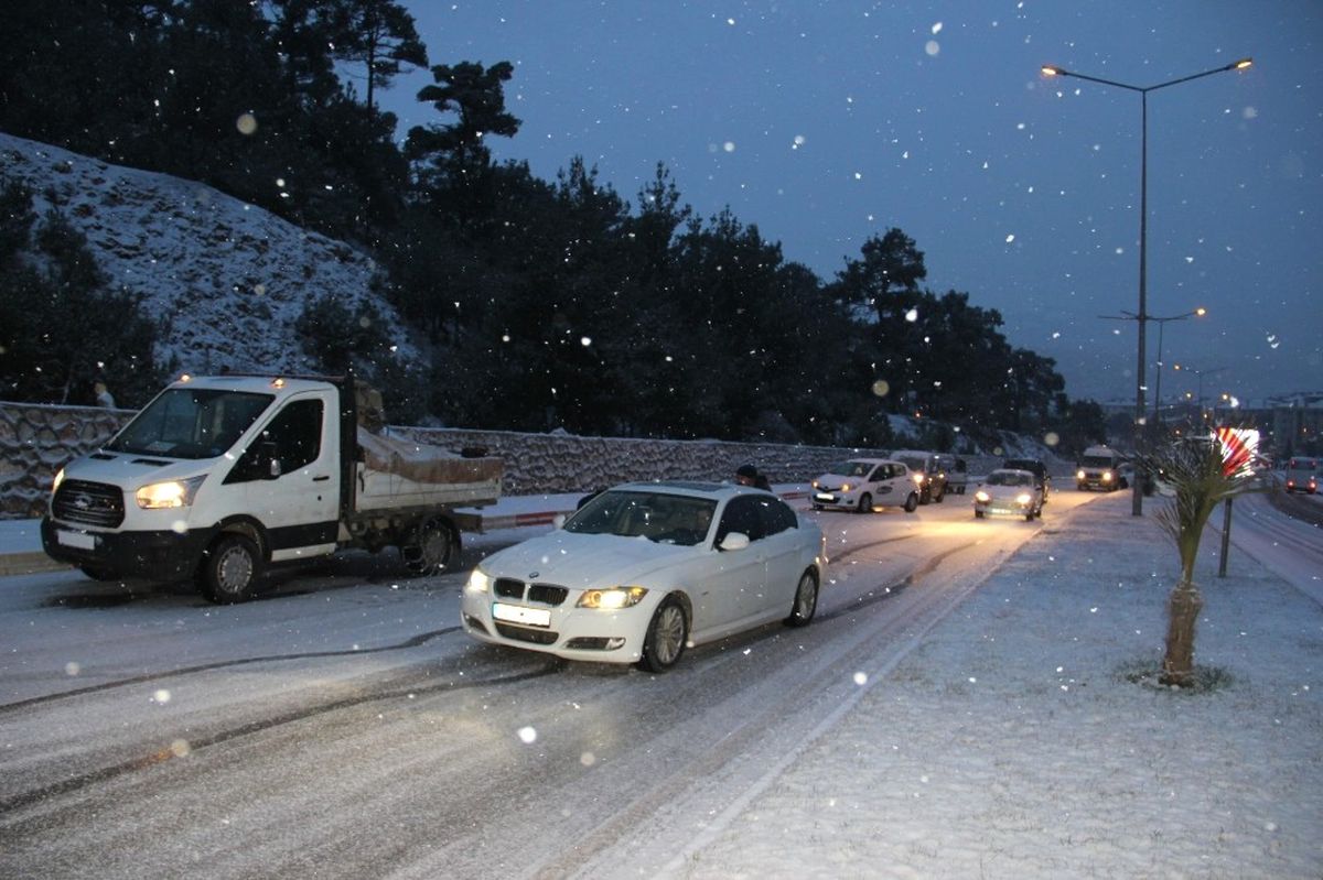 Çanakkale\'de Yollar Buz Pistine Döndü