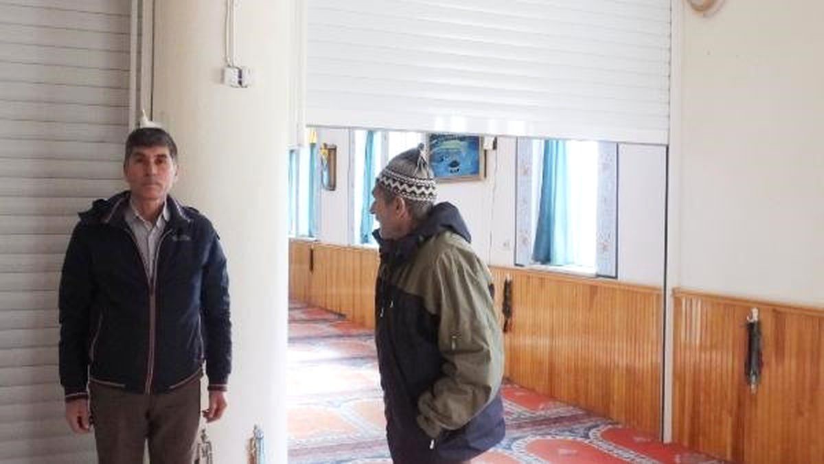 Cemaat Isıtmakta Zorlandığı Camiyi Panjurla Böldü