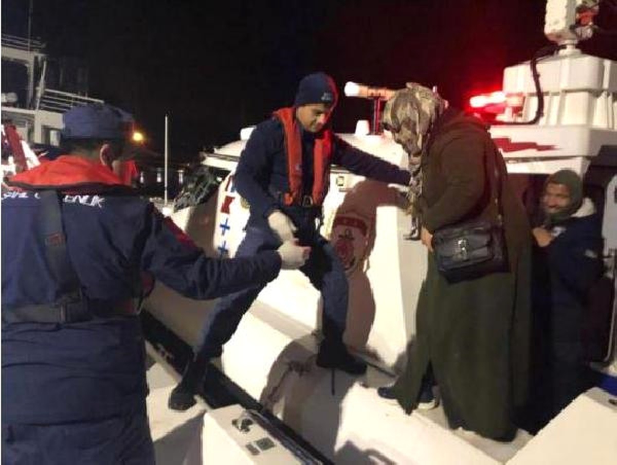 Çeşme Açıklarında 35 Kaçak Göçmen Yakalandı