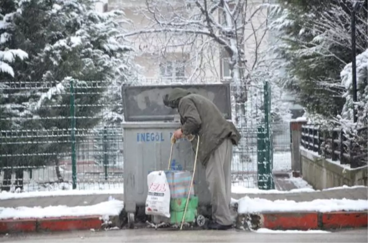 Çöpleri Bastonuyla Karıştırıp, Yiyecek ve Giyecek Aradı