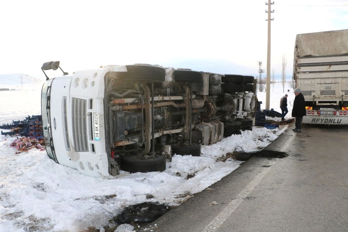 Denetimden Kaçan Domates Yüklü Kamyon Devrildi