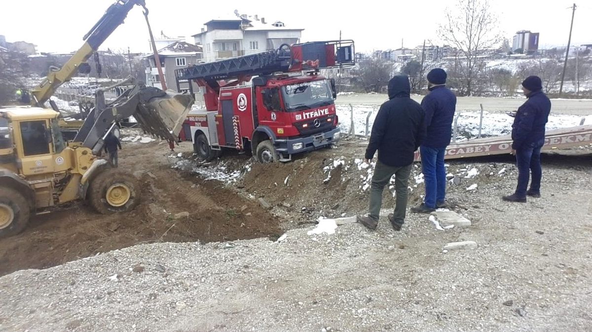 Denizli\'de İtfaiye Aracı Çamura Saplanınca Felakete Ramak Kaldı