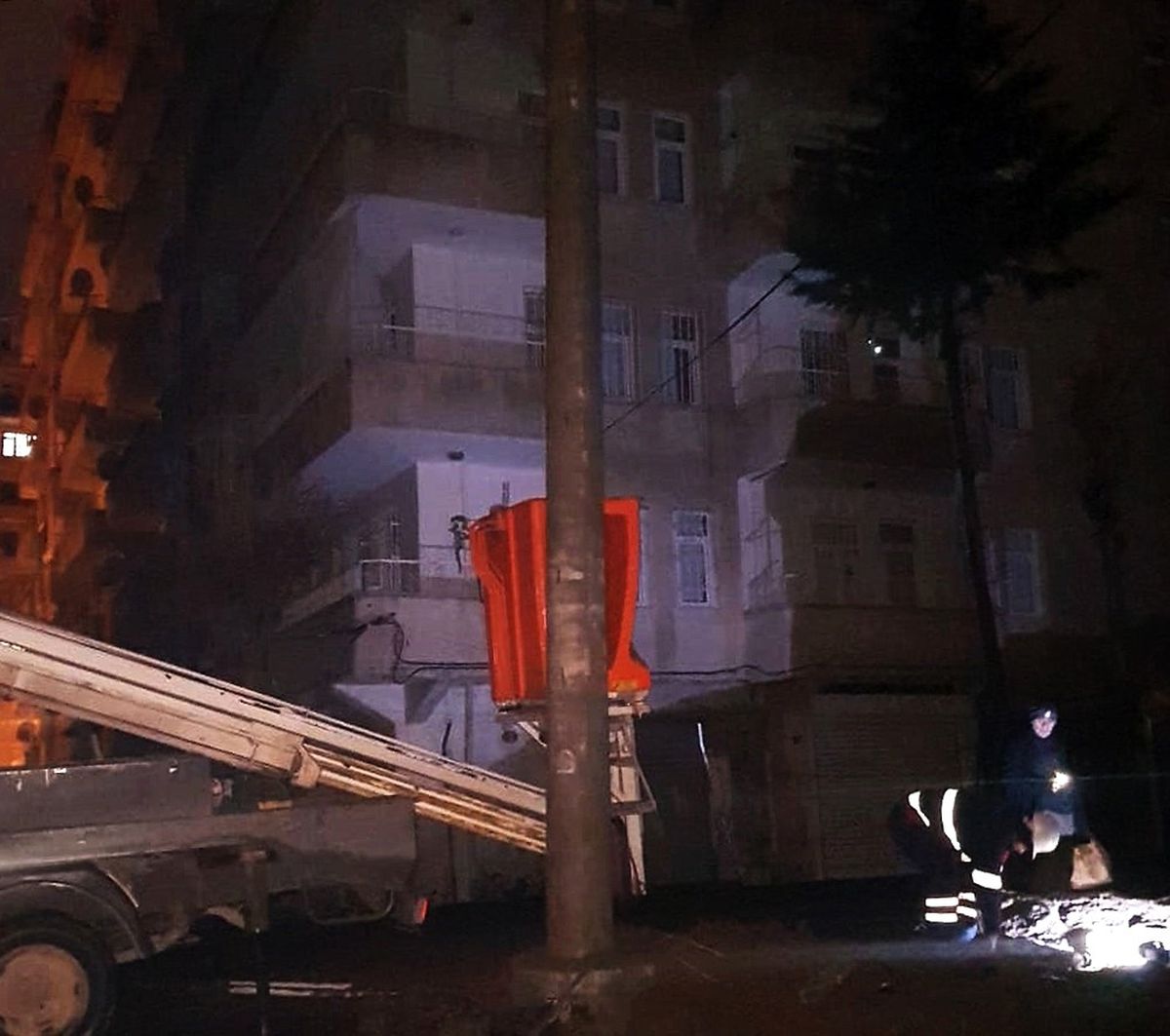 Dicle Elektrik İhbarı Dikkate Aldı Araç Çarpan Direği 3 Saatte Değiştirdi