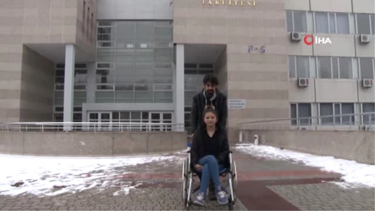 Doktorlar Yürüyemez Dedi, Annesi ve Bacaklarını Kaybettiği Kazanın Ardından İlk Adımını Attı