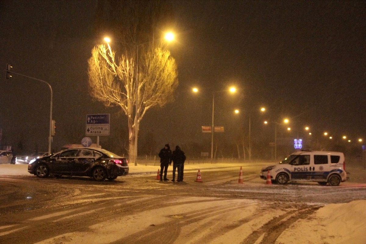 Erzurum\'da Yoğun Kar ve Tipi Yolları Ulaşıma Kapadı