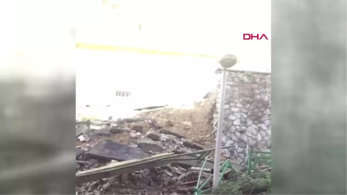 Eyüp Devlet Hastanesi\'nin Arkasında Bulunan İstinat Duvarı Çöktü