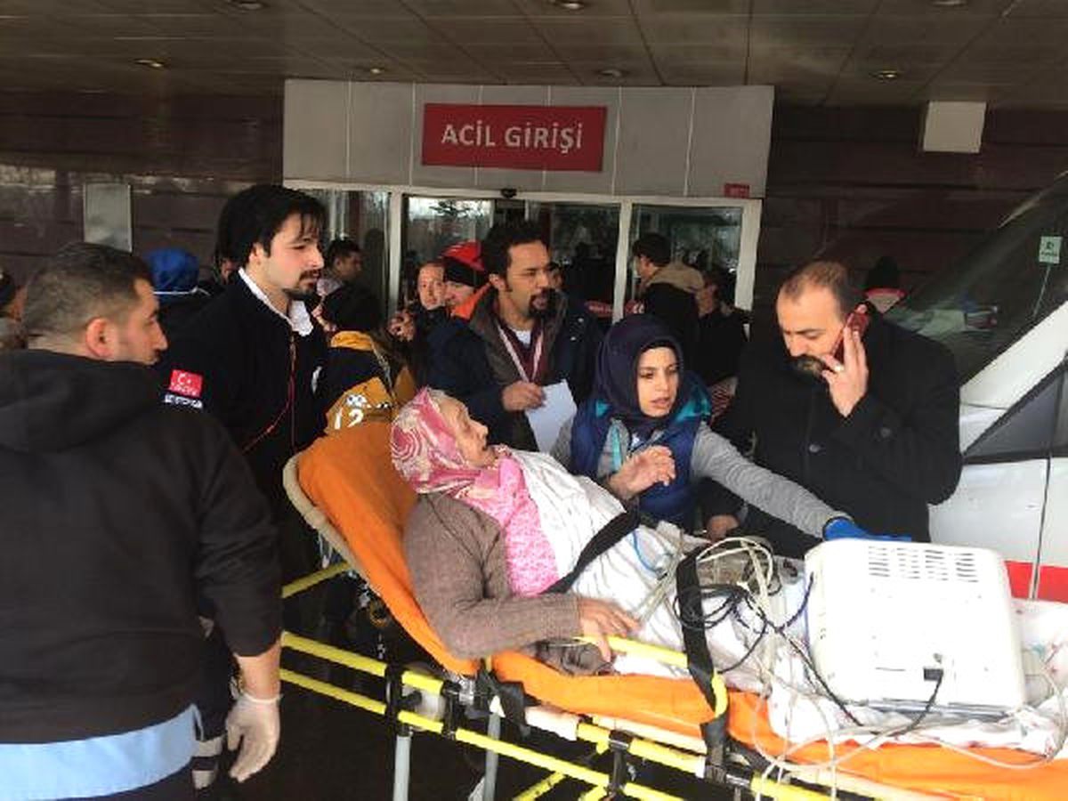 Eyüpsultan Devlet Hastanesi\'nin Arkasındaki İstinat Duvarı Çöktü, Hastane Boşaltılıyor