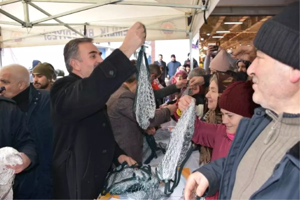 Gemlik Belediye Başkanı, Pazar Yerinde File Dağıttı