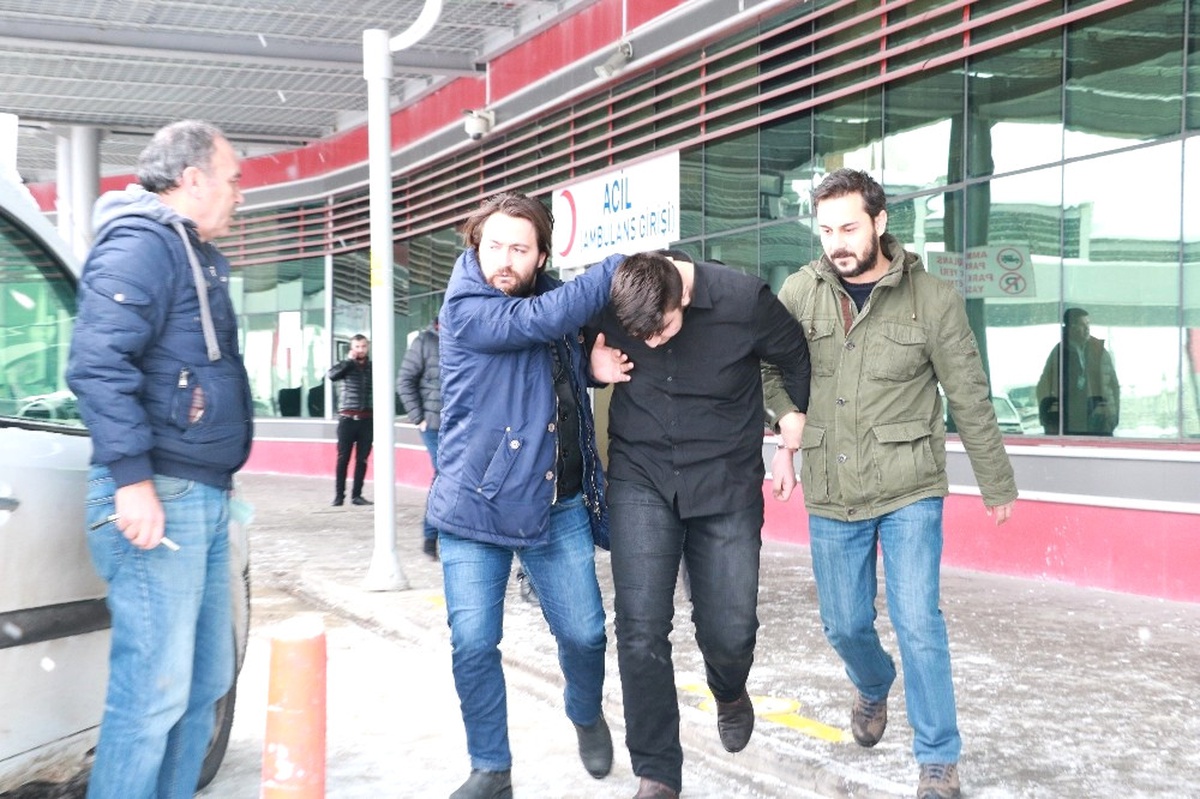 Gitar Kutusunda Okula Soktuğu Silahla Öğretmenini Vurdu