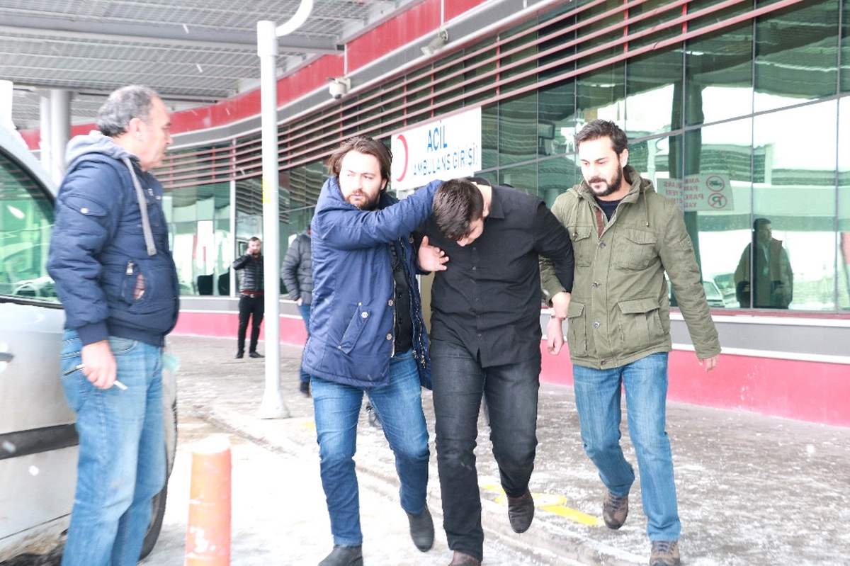 Gitar Kutusunda Okula Soktuğu Silahla Öğretmenini Vurdu