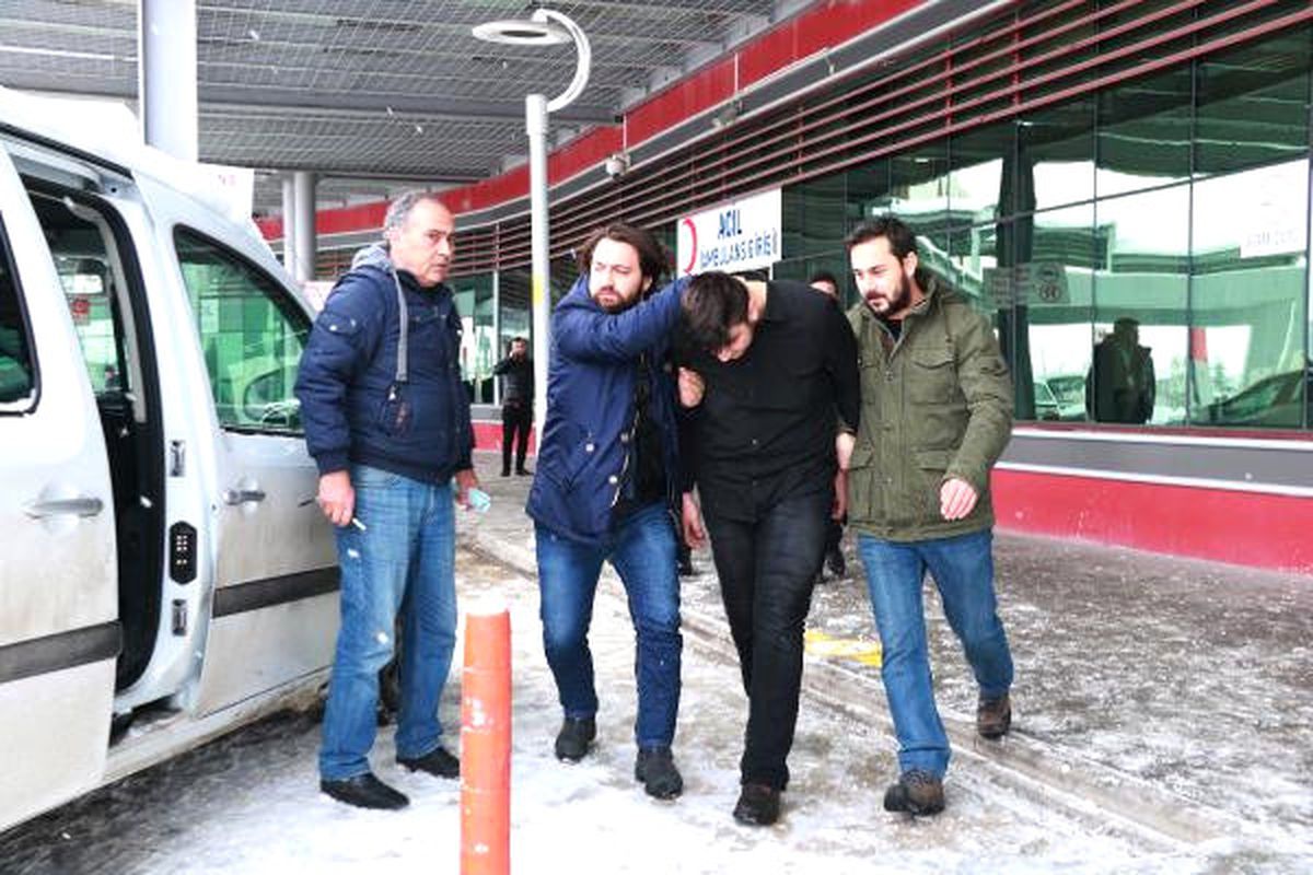 Gitar Kutusunda Okula Soktuğu Tabancayla Öğretmenini Bacağından Vurdu