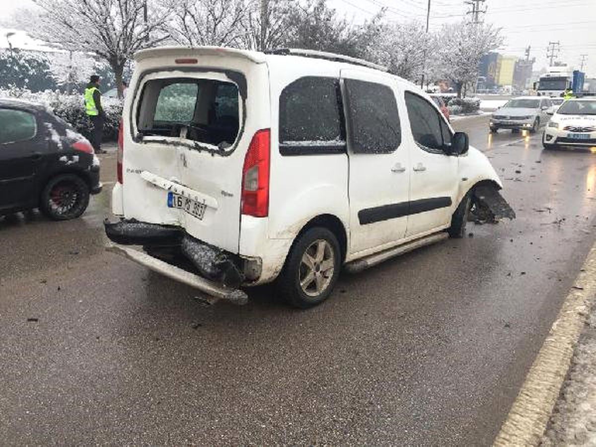 Hafif Ticari Araç Ağaca Çarptı; Sürücü ile Eşi Yaralı