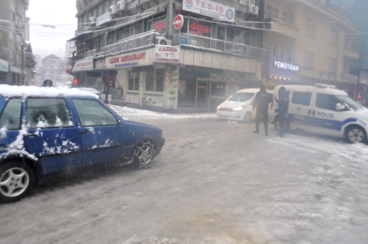 Hastane Yolunda Ulaşım Durdu, Polis Aracıyla Anayol Kapatıldı
