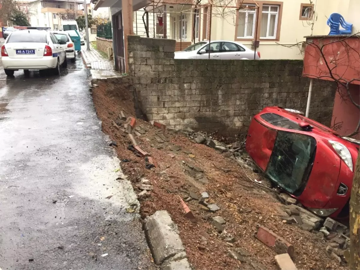 İstinat Duvarı Çökünce Park Halindeki Araç Bahçeye Uçtu