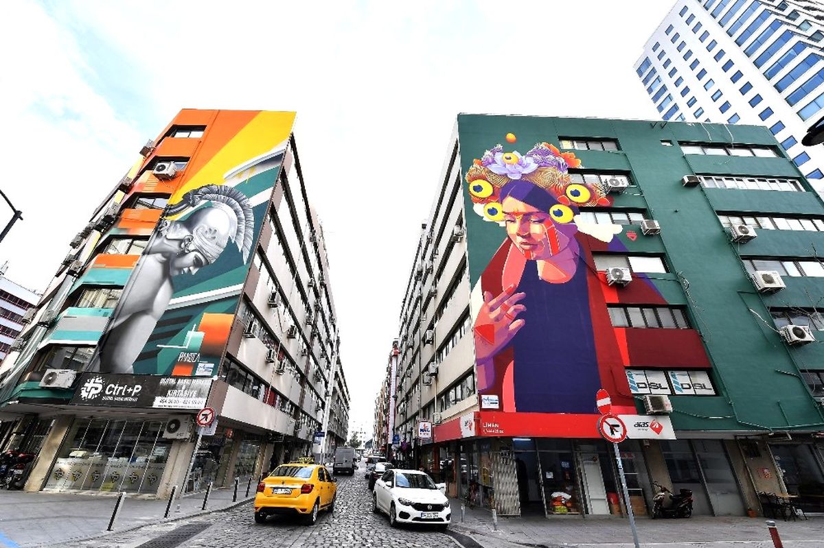 İzmir\'de Duvarlar Cıvıl Cıvıl