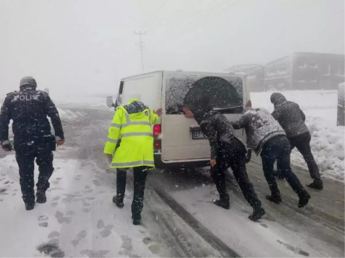 Kar Besni-Gaziantep Yolunu Trafiğe Kapadı, Uzun Araç Kuyrukları Oluştu