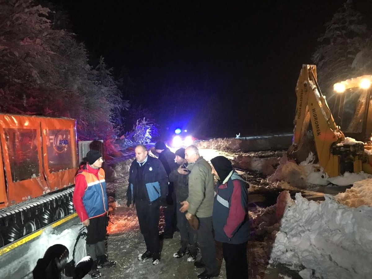 Kar Nedeniyle Yolda Mahsur Kalanların Yardımına Afad Ekibi Yetişti