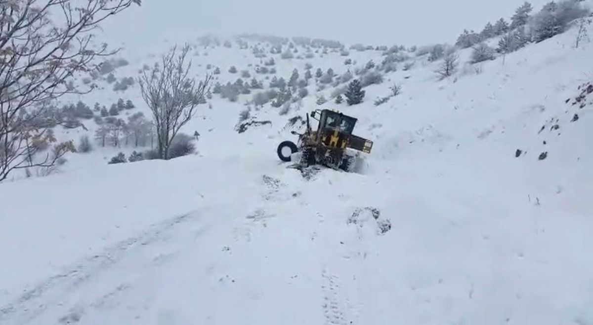 Kar Yolları Kapattı, Greyder Bile Kara Saplandı