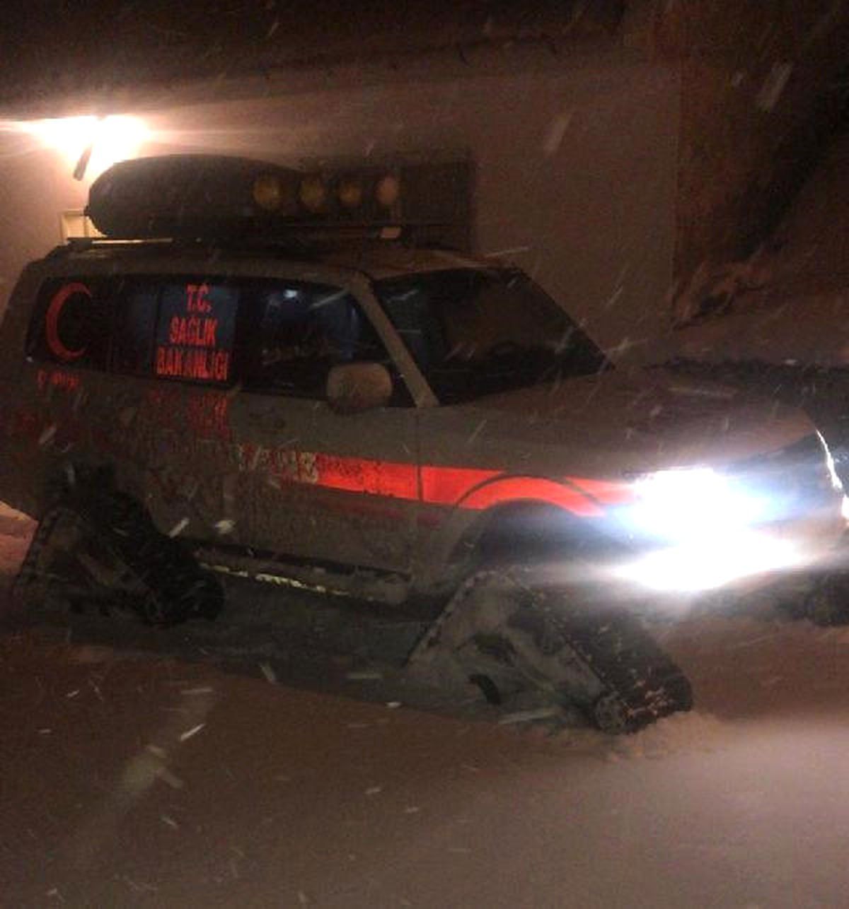 Kar Yolları Kapattı, Mustafa\'nın İmdadına Paletli Ambulans Yetişti