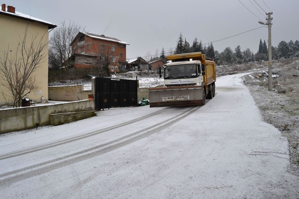 Karabük Belediyesi\'nden Don ve Buzlanmaya Karşı Tuzlama Çalışması