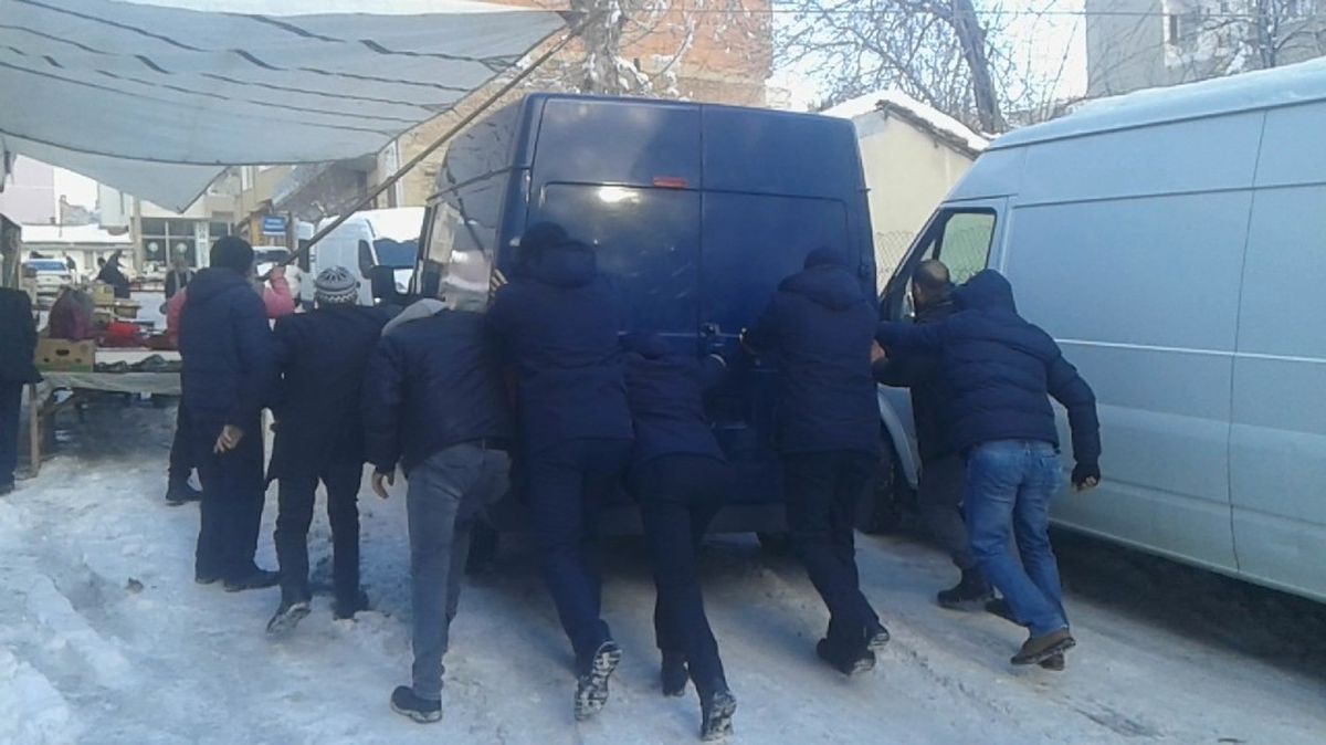 Karda Hareket Edemeyen Minibüs Şoförünün İmdadına Zabıta Koştu