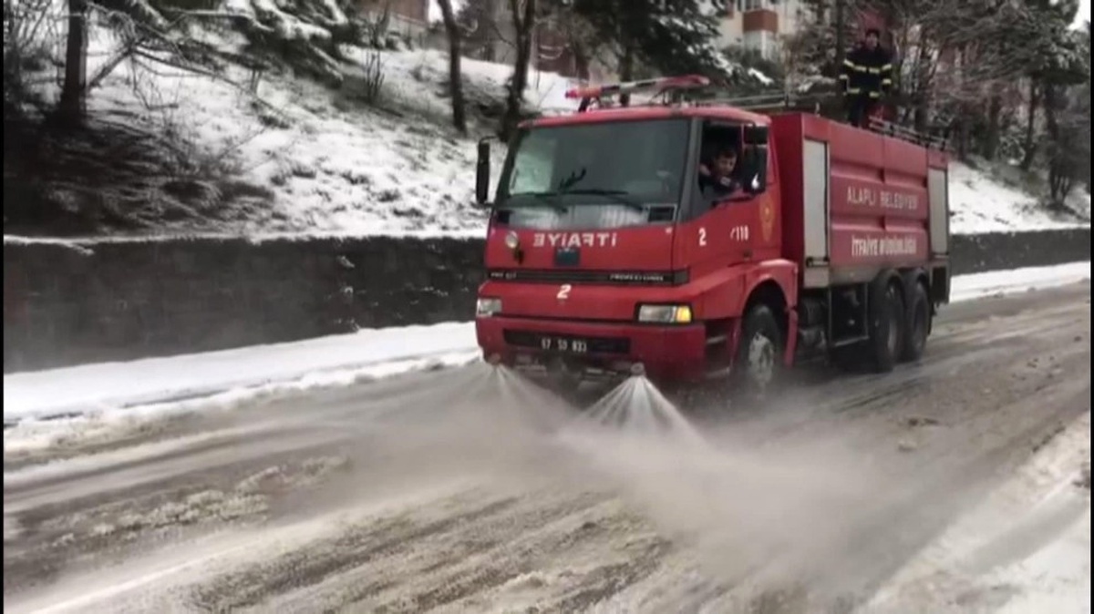 Karla Kapanan Yoları Deniz Suyu ile Açıyorlar