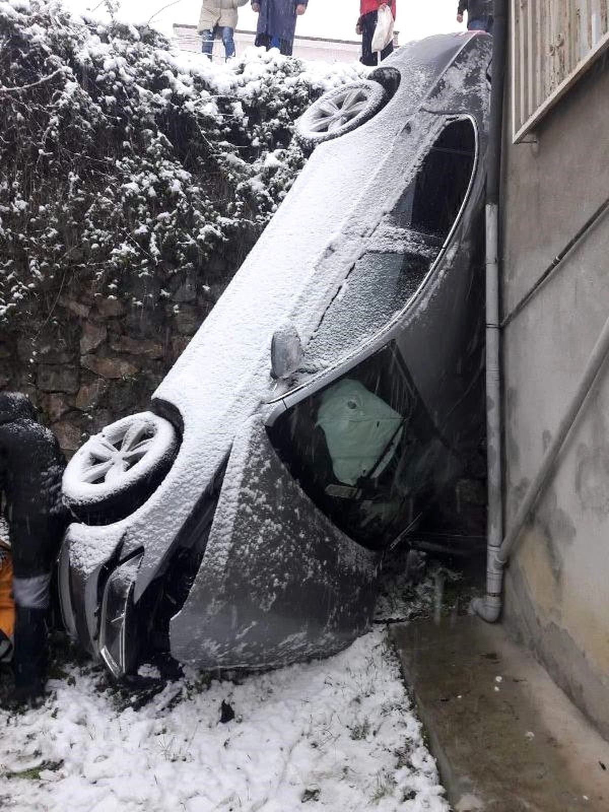 Karlı Yolda Kayıp, Bahçeye Düşen Otomobilin Sürücüsü Öldü