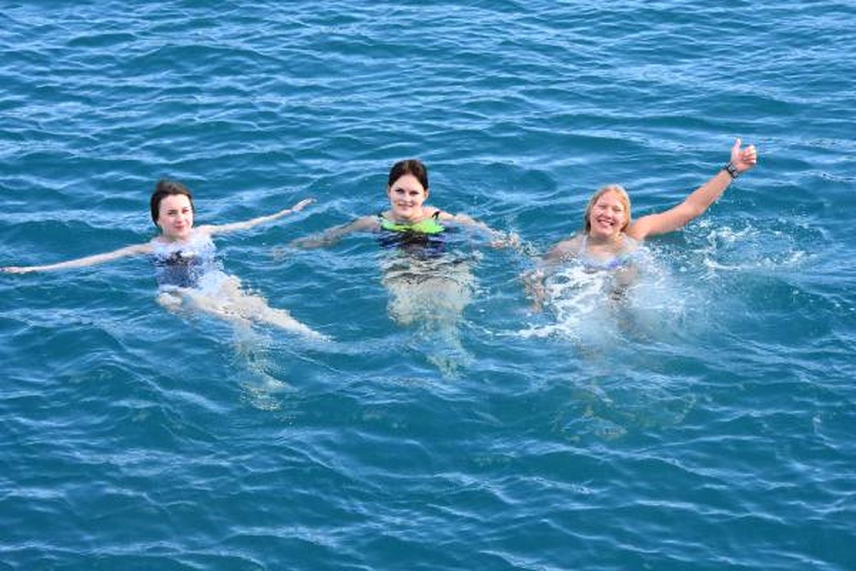 Kekova\'da Rus Turistler Yat Turuna Çıkıp, Denize Girdi