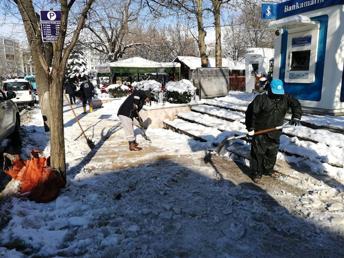 Keşan Belediye Kaldırım ve Yollar İle Çatılardaki Buzlar Temizledi