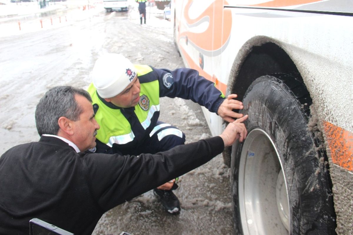 Konya\'da Otobüslere Kış Lastiği Denetimi