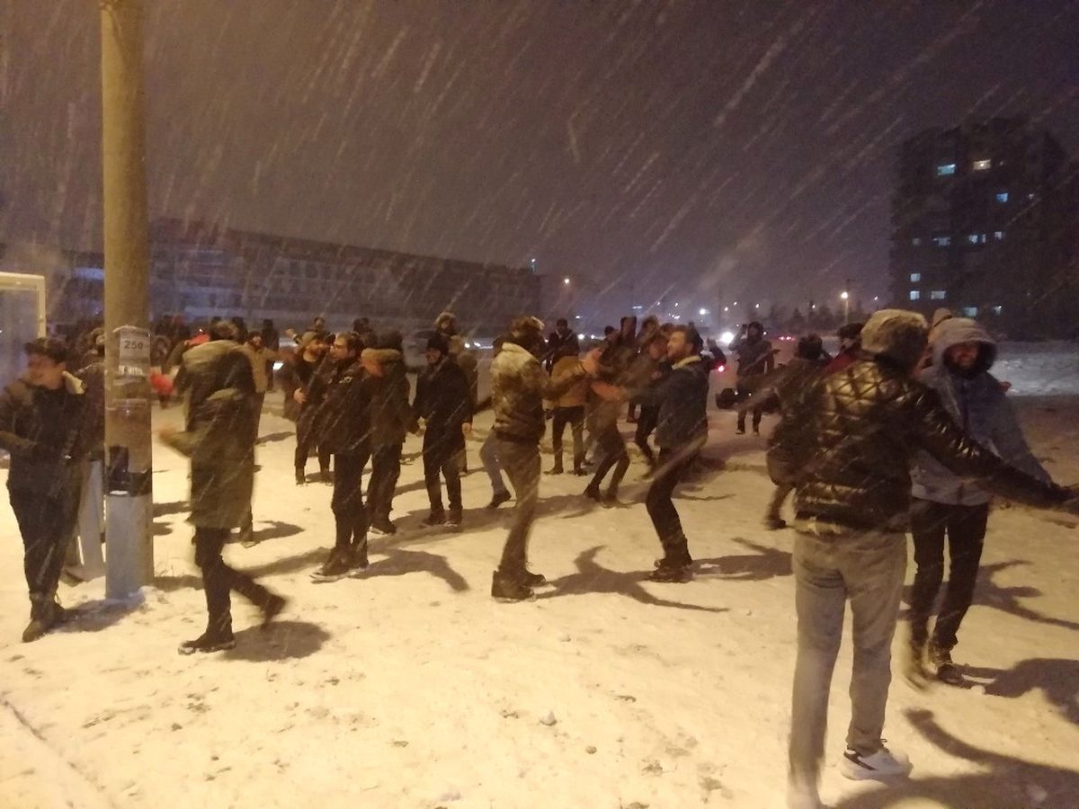 Konya\'da Üniversite Öğrencileri Kar Altında Halay Çekti, Kar Topu Savaşı Yaptı