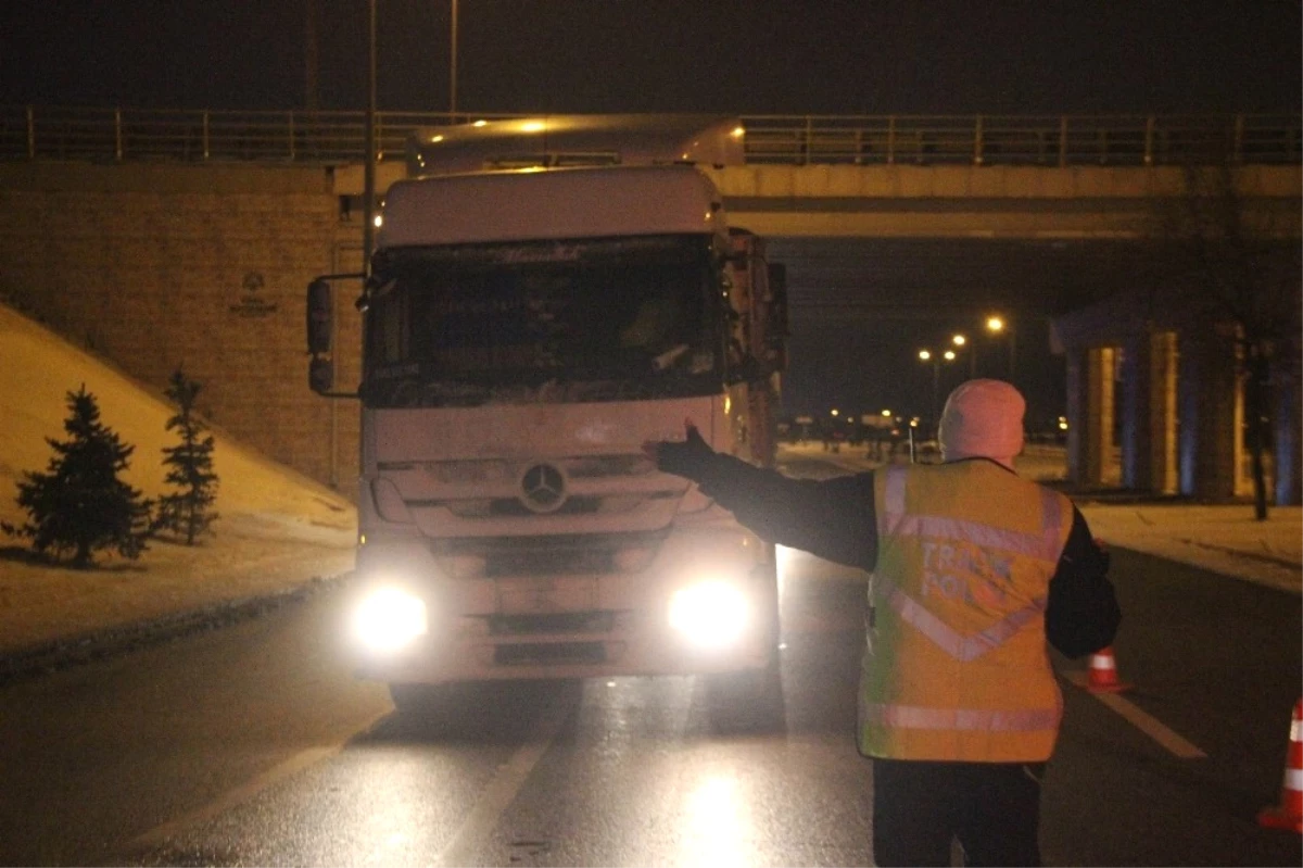 Konya\'nın Tüm Şehirlerarası Yolları Tır ve Kamyonlara Kapatıldı