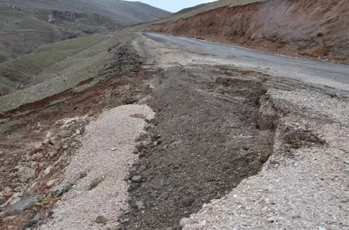 Köy Yolunda Heyelan