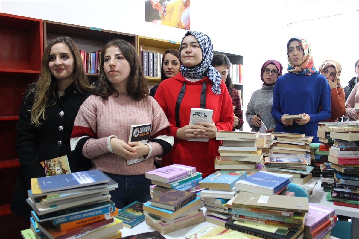 Kütüphanesiz Okul, Kitapsız Öğrenci Kalmasın" Kampanyası