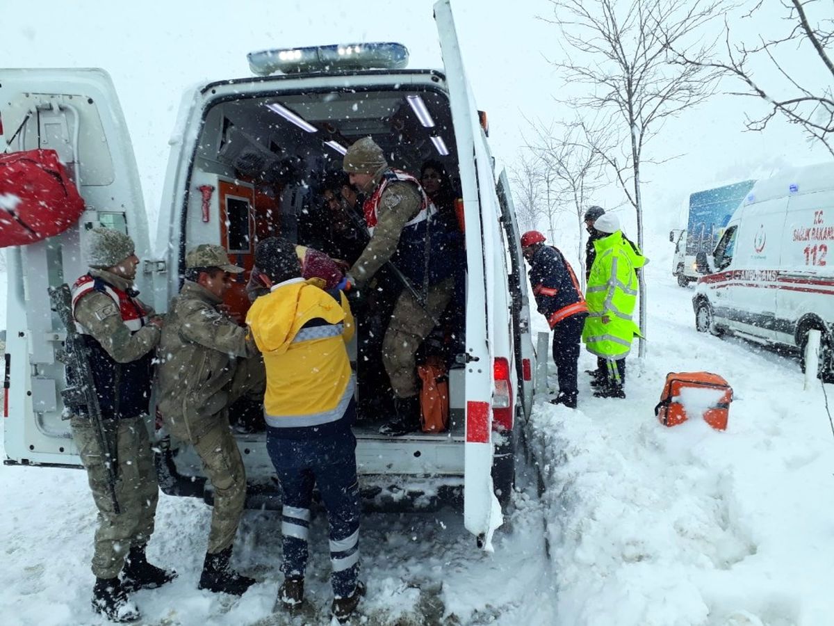 Malatya\'da Ambulans ile Kamyonet Çarpıştı: 4 Yaralı