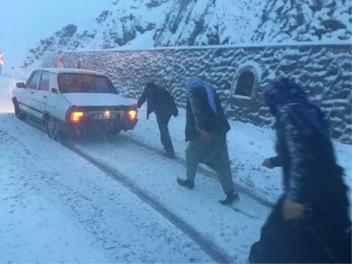 Nurdağı\'nda Kar Yağışı Trafiği Olumsuz Etkiledi