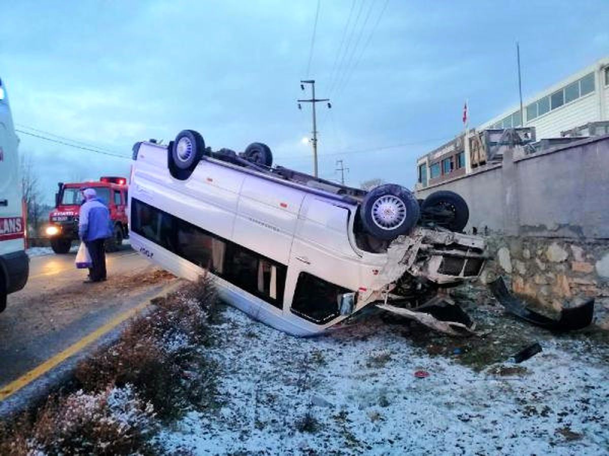 Öğrenci Servisi Buzlanan Yolda Devrildi: 12 Yaralı