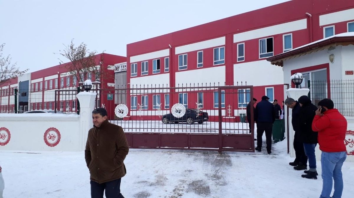 Okulda Dehşet, Öğrenci Öğretmeni Vurdu