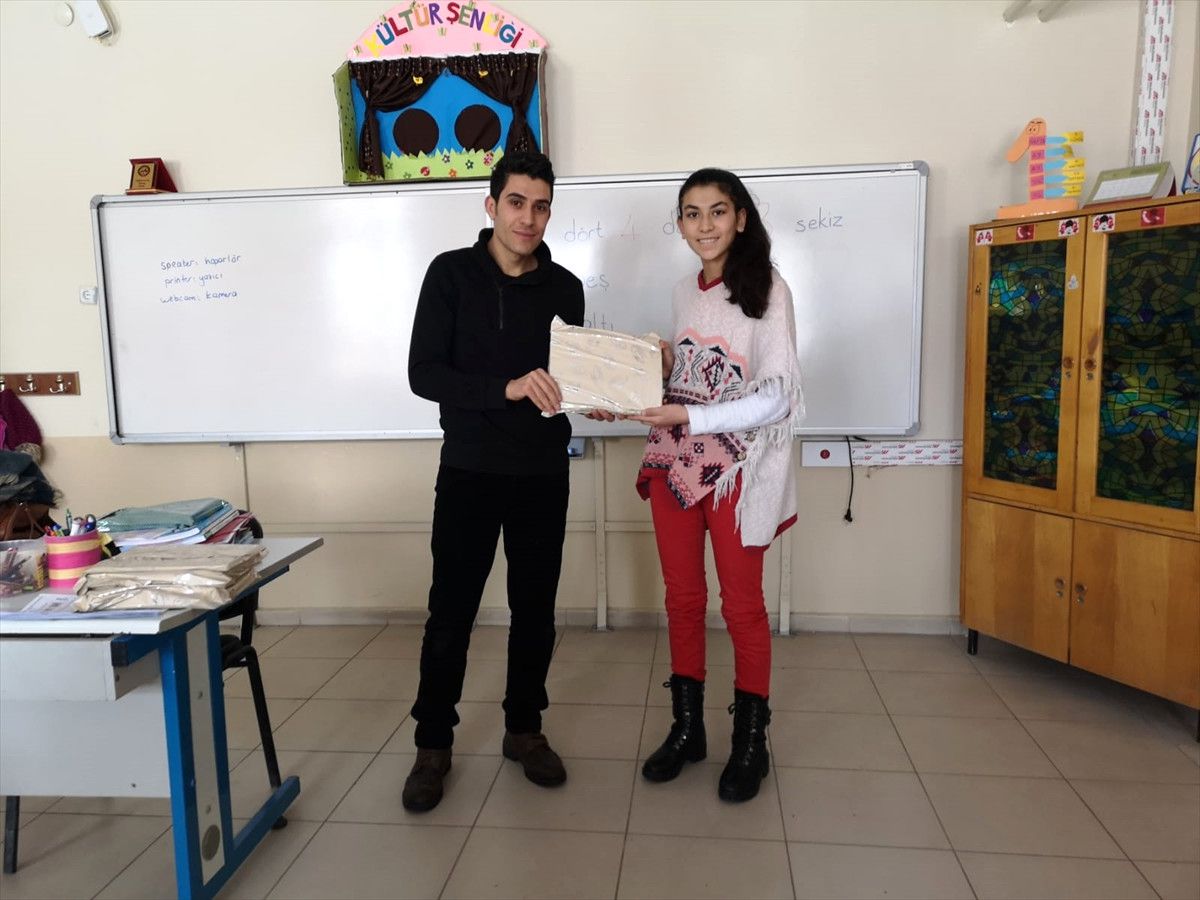 Ortaokul Öğrencisinin Kitap Sevinci