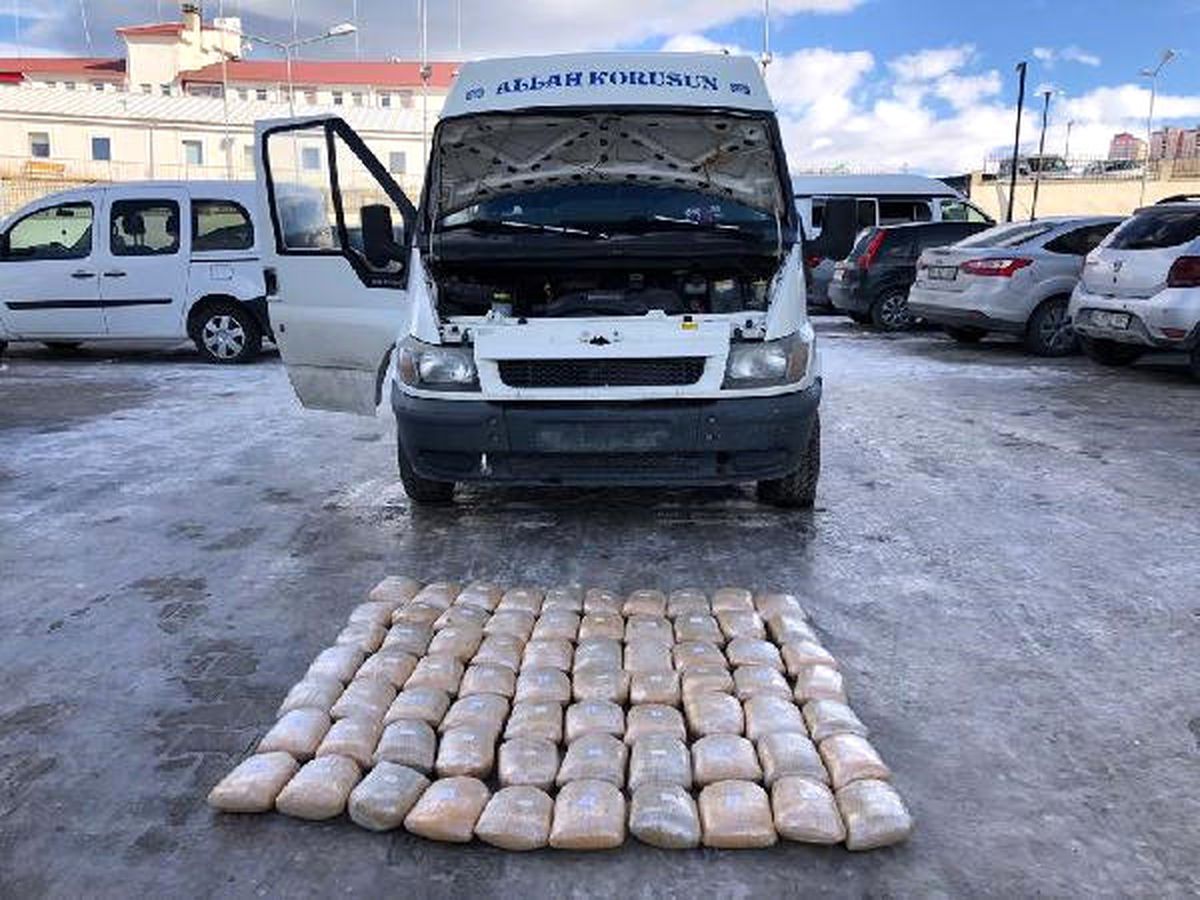 Park Halindeki Minibüste 73 Kilo Esrar Ele Geçirildi