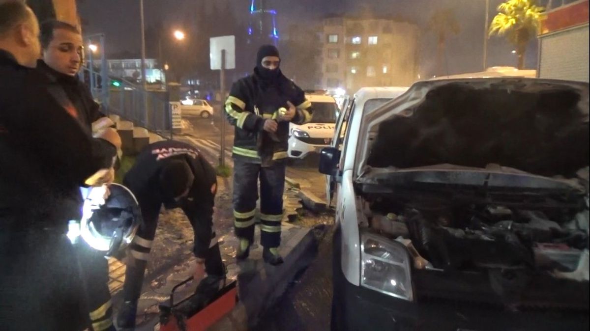 Park Halindeki Otomobil Bir Anda Alev Aldı