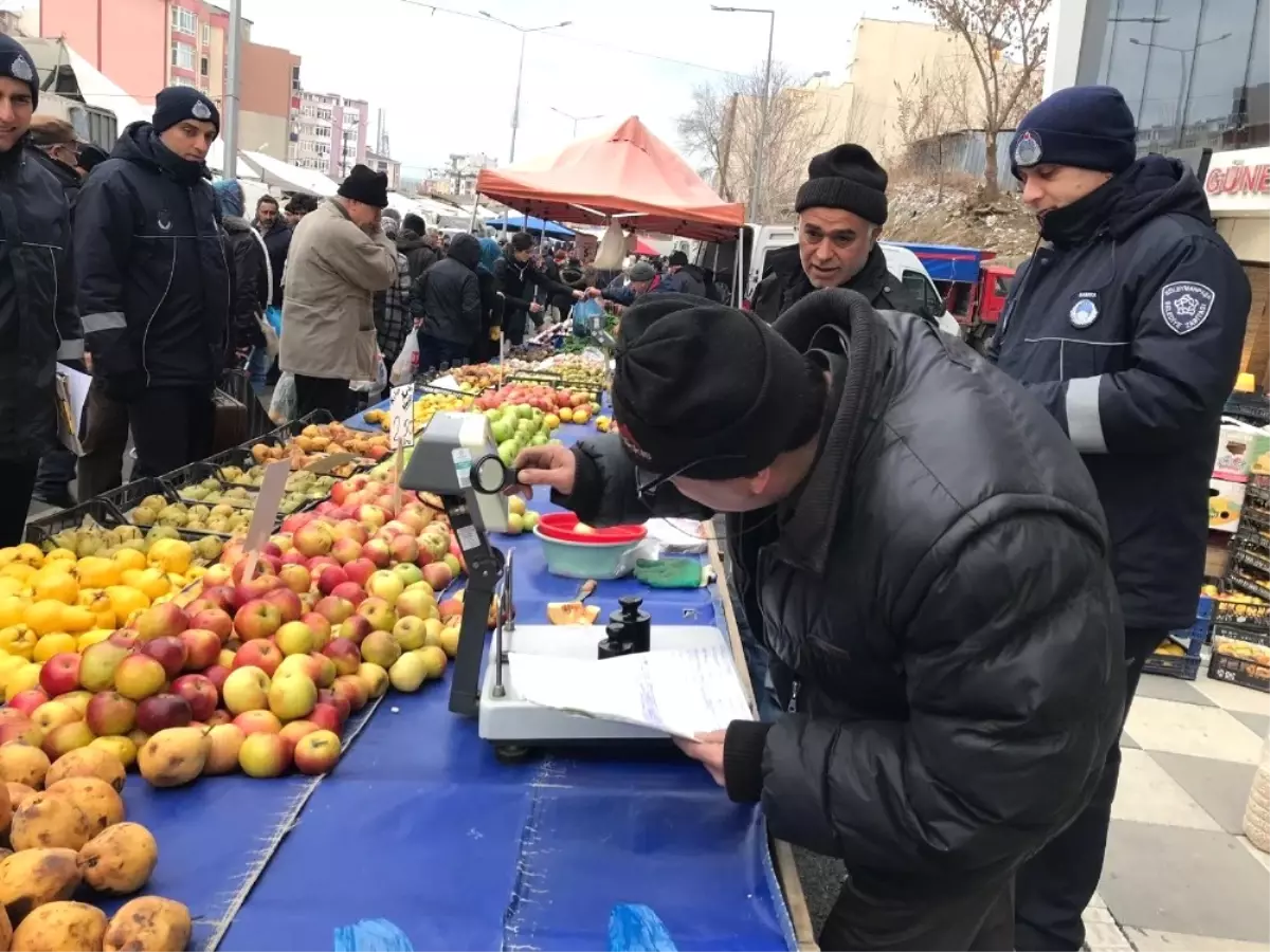 Pazardan Aldıkları Ürünleri Kendileri Tartıyorlar