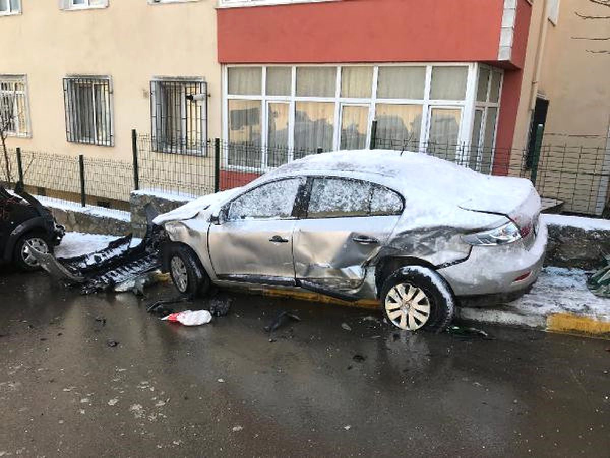 Pendik\'te Cadde Buz Pistine Döndü; Çok Sayıda Araç Kaza Yaptı
