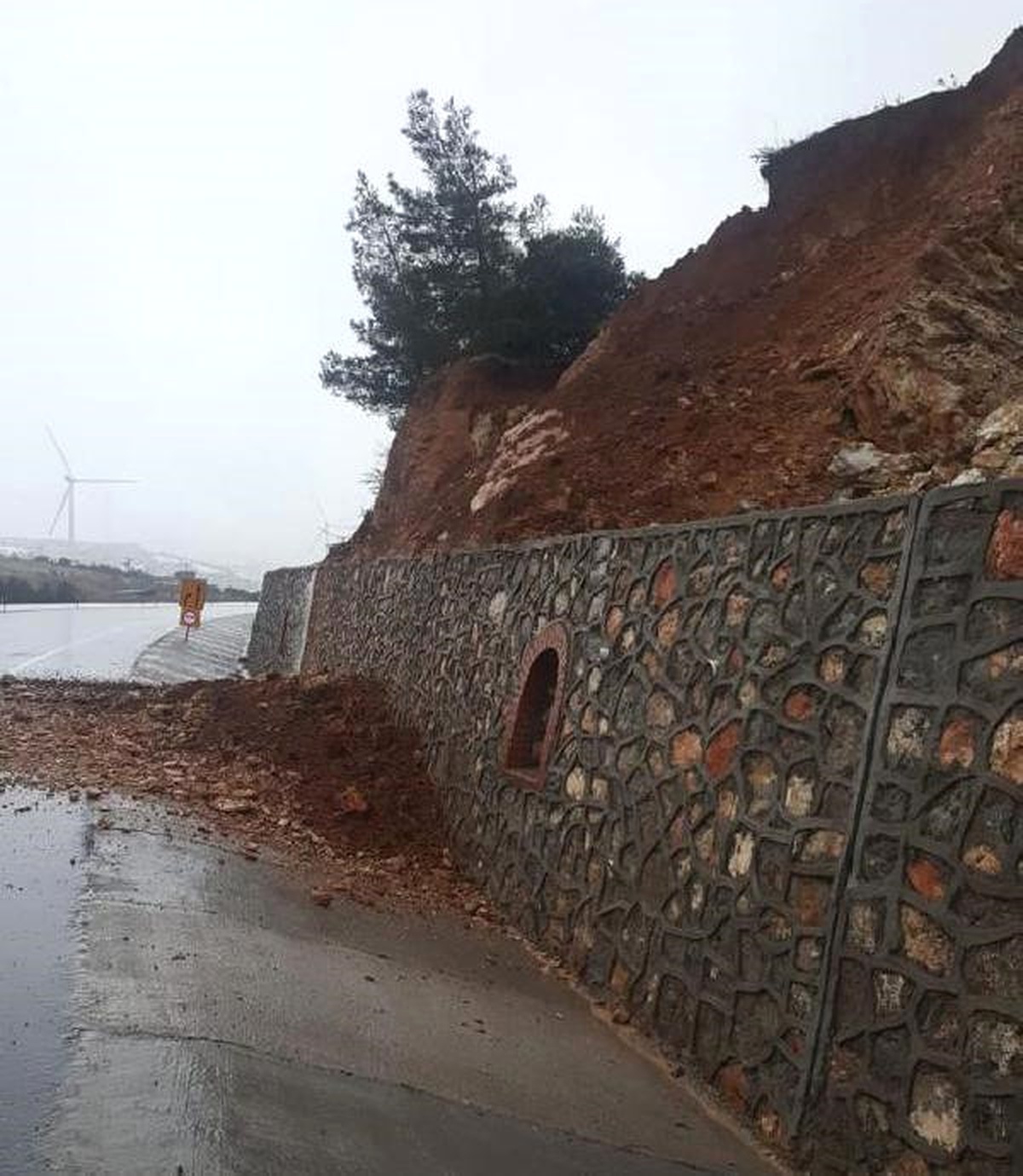 Sağanak Heyelana Neden Oldu, Toprak ve Taş Parçaları Yola Düştü