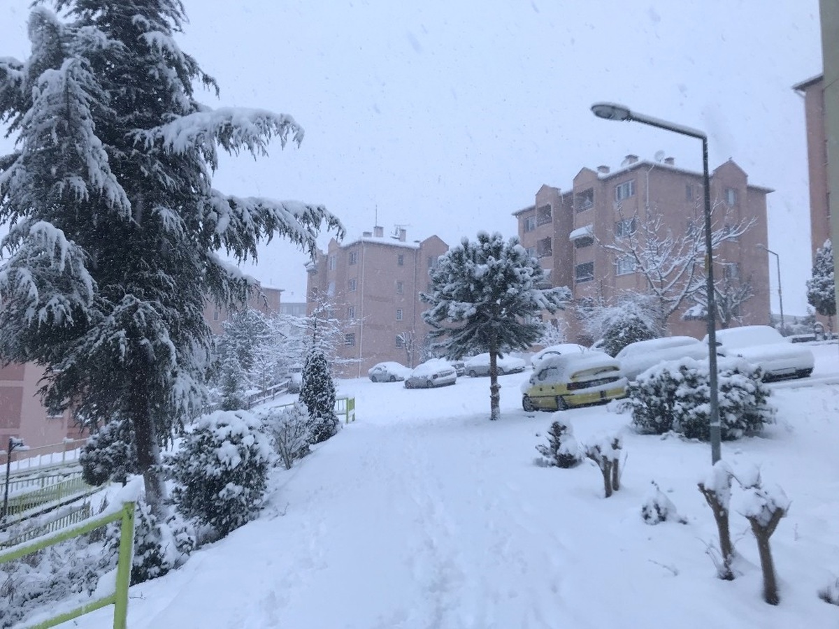 Sakarya\'da Şehir Merkezinin Yüksek Kesimlerinde Kar Etkili Oldu